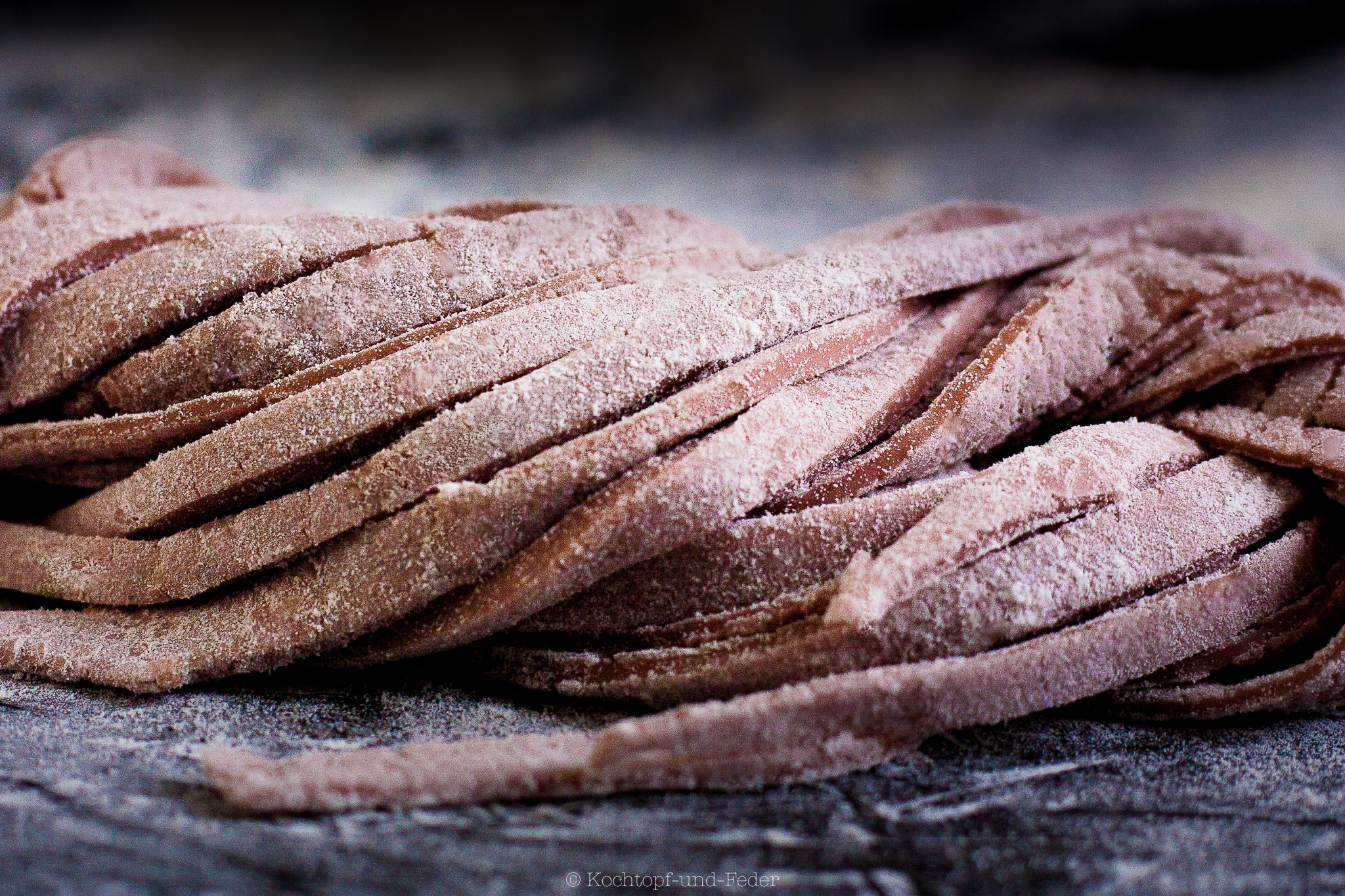 Cacio e Pepe mit Rotweinpasta a mano Kochtopf und Feder